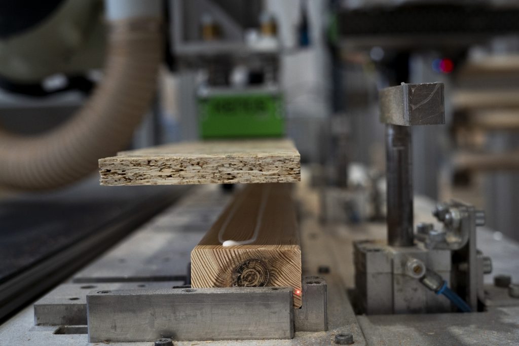 automatyzacji procesów w branży meblarskiej - drewno w maszynie